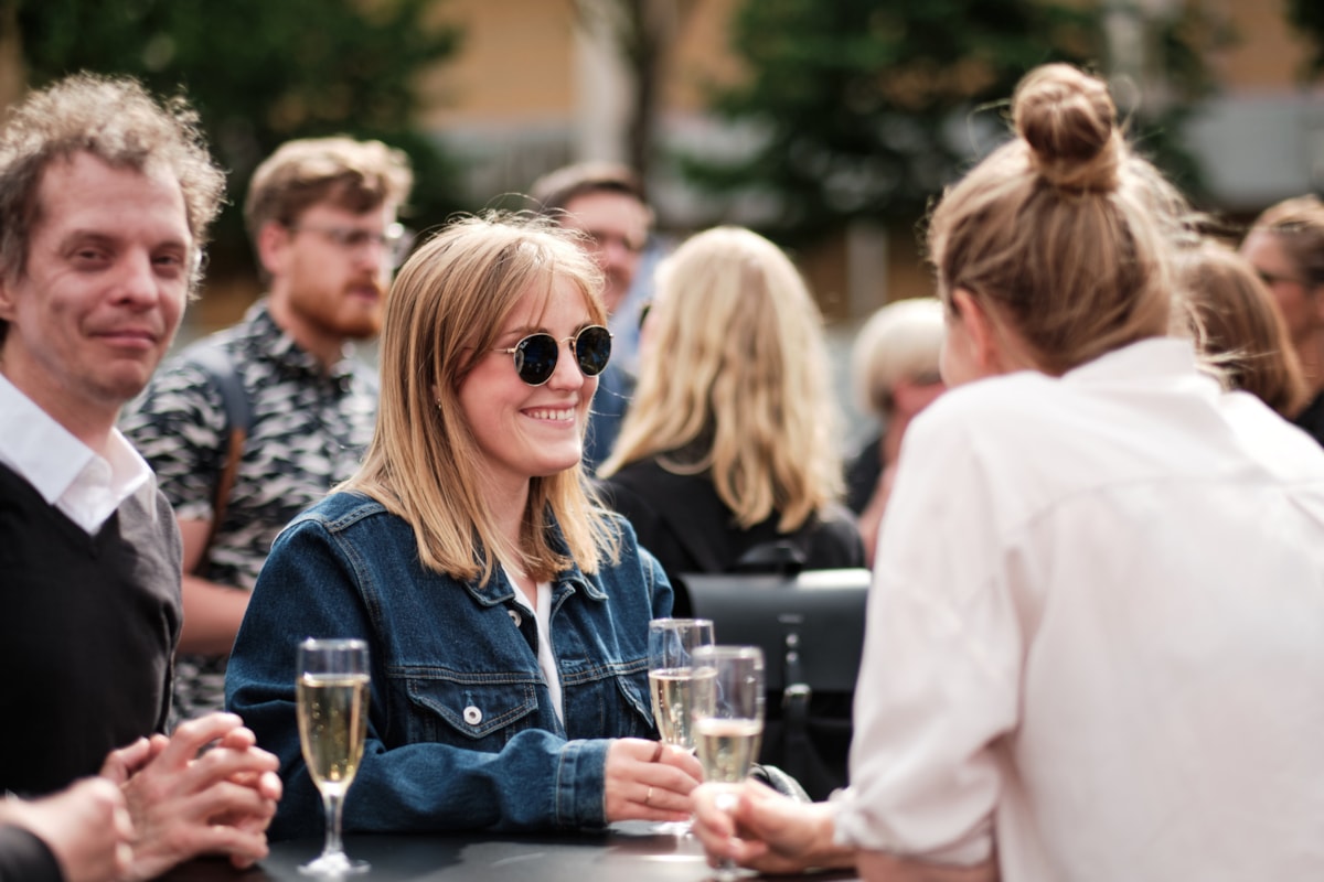 N&auml;rbild av personer p&aring; mingel.