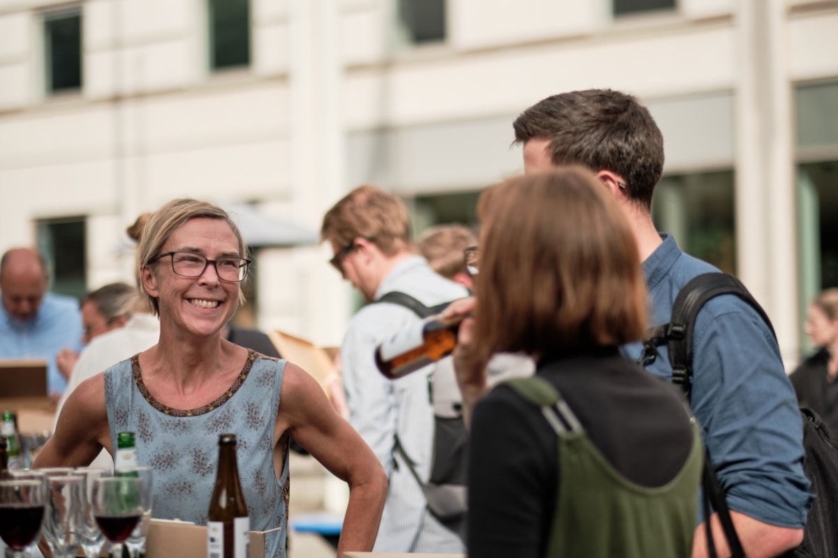 N&auml;rbild av personer p&aring; mingel.