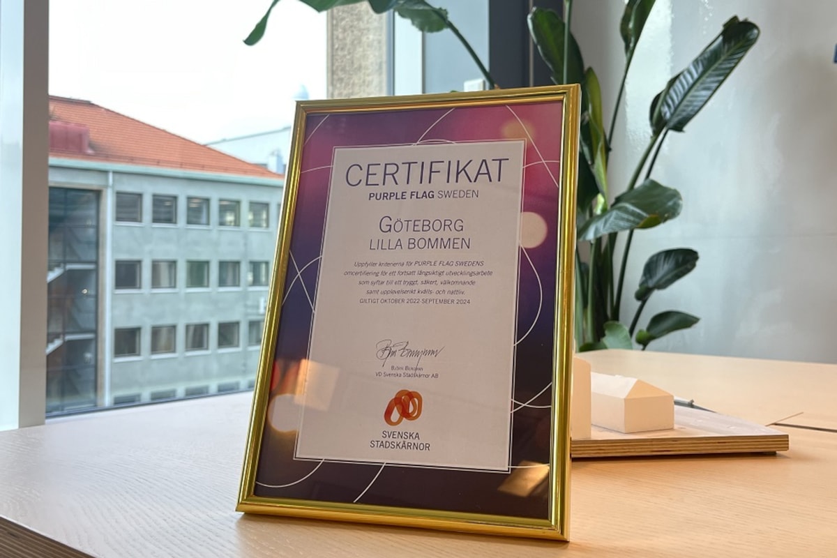 Inramat certifikat p&aring; ett skrivbord.