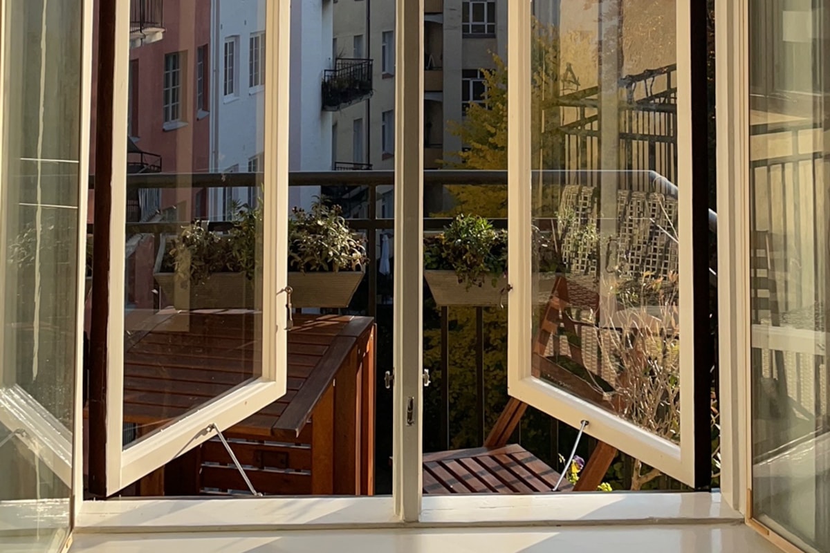 &Ouml;ppna f&ouml;nster ut mot en innerg&aring;rd.