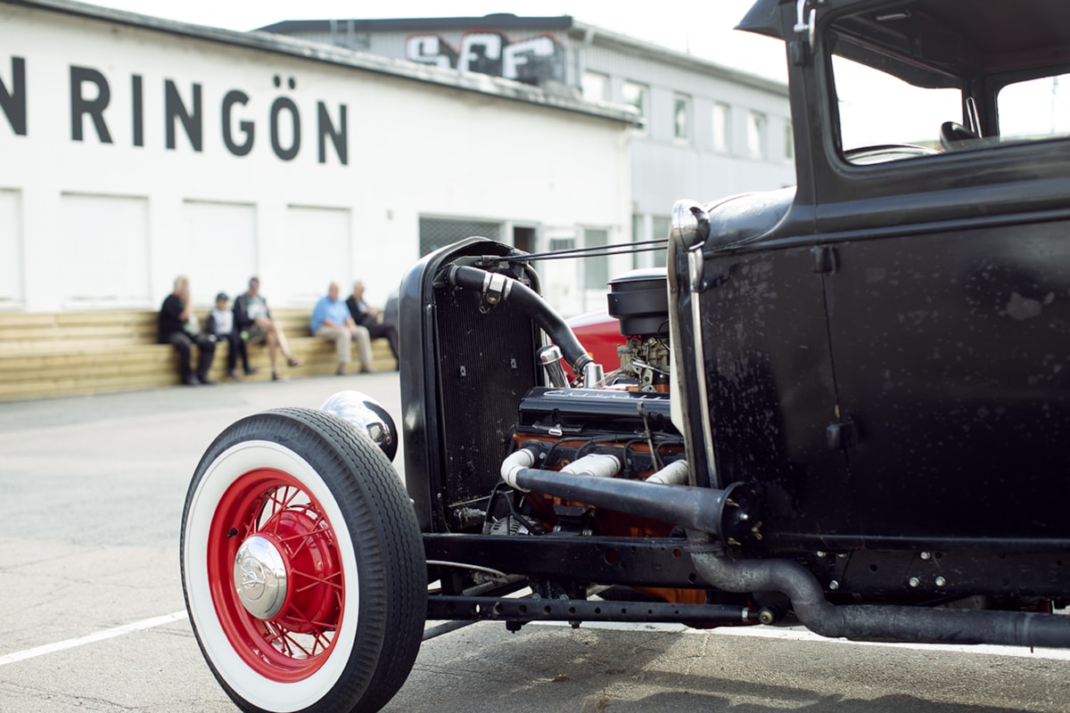 N&auml;rbild av veteranbil utomhus.