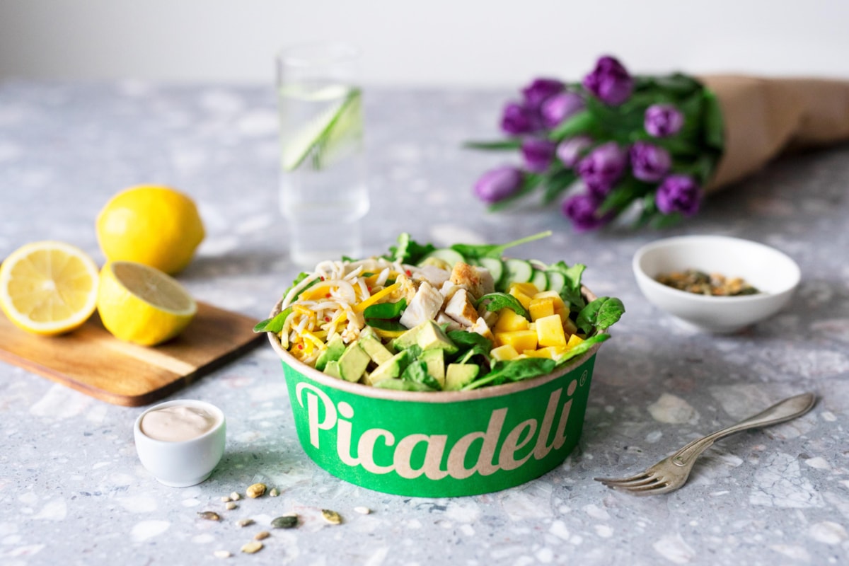 Salladssk&aring;l p&aring; ett bord.