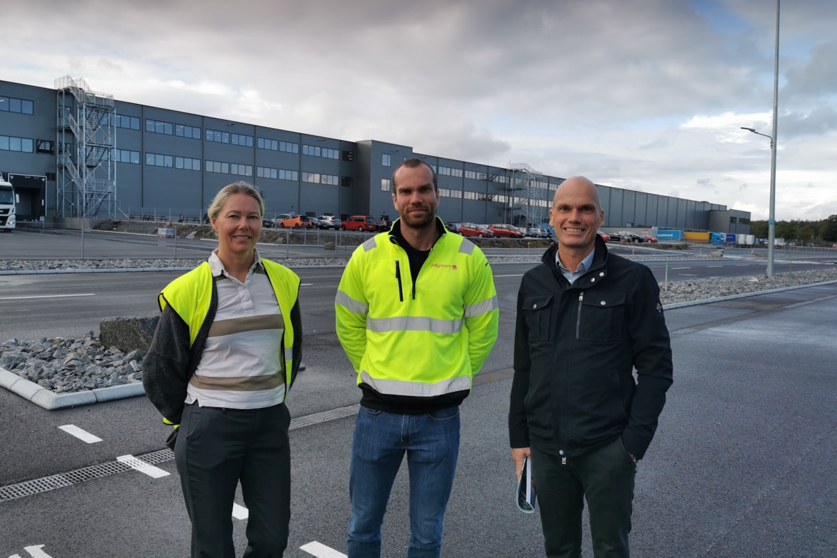 Cecilia Olsson och Niklas-Blomberg fr&aring;n Jollyroom och Hans Sahlin fr&aring;n Castellum, framf&ouml;r det nya lagret. 