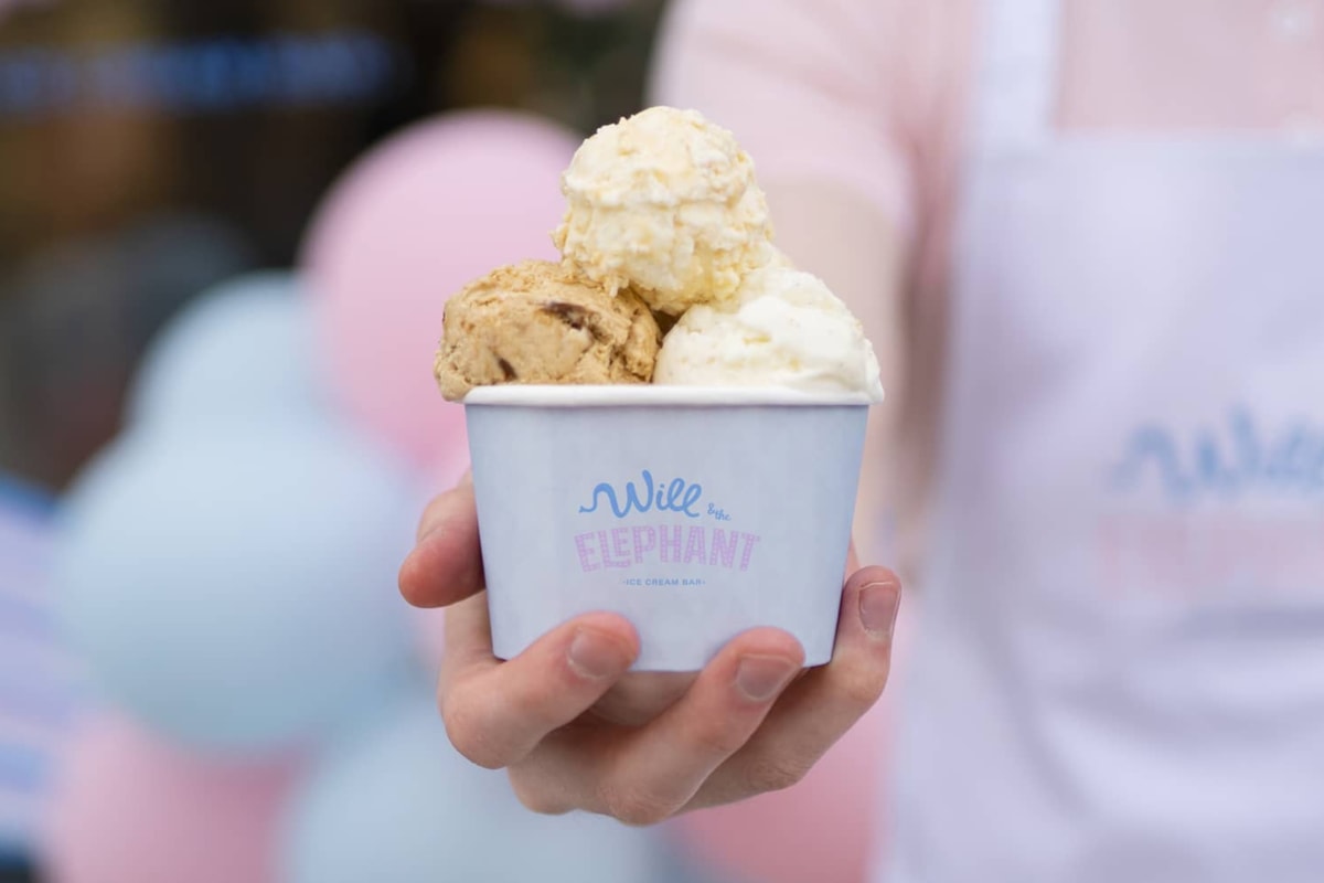 Hand som h&aring;ller en glassb&auml;gare.