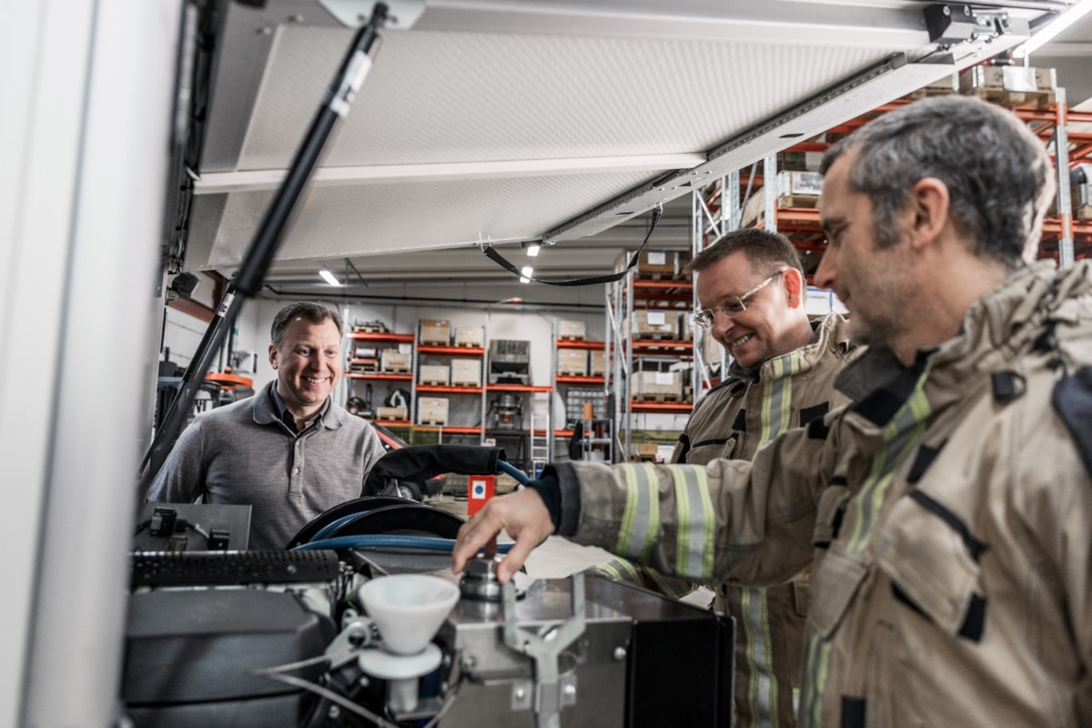 Tre personer inne i lokalen.