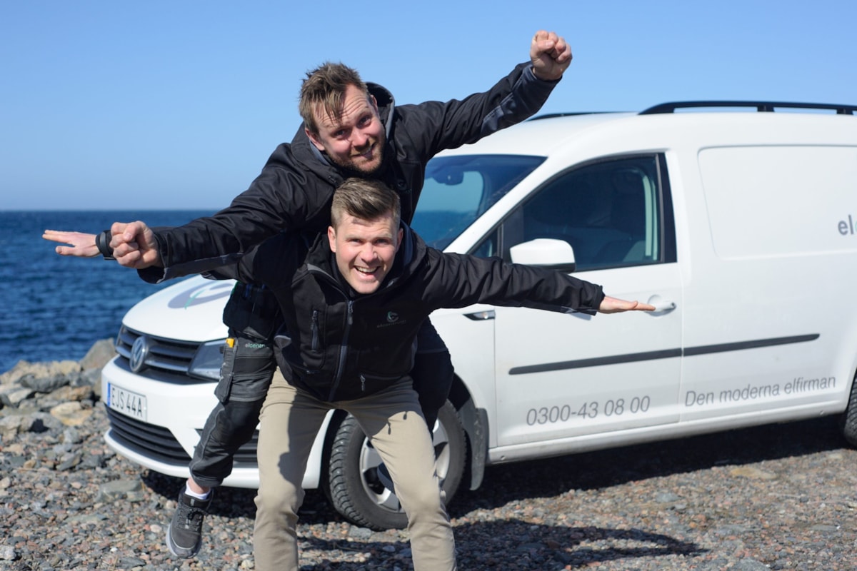 Tv&aring; personer framf&ouml;r en sk&aring;pbil.