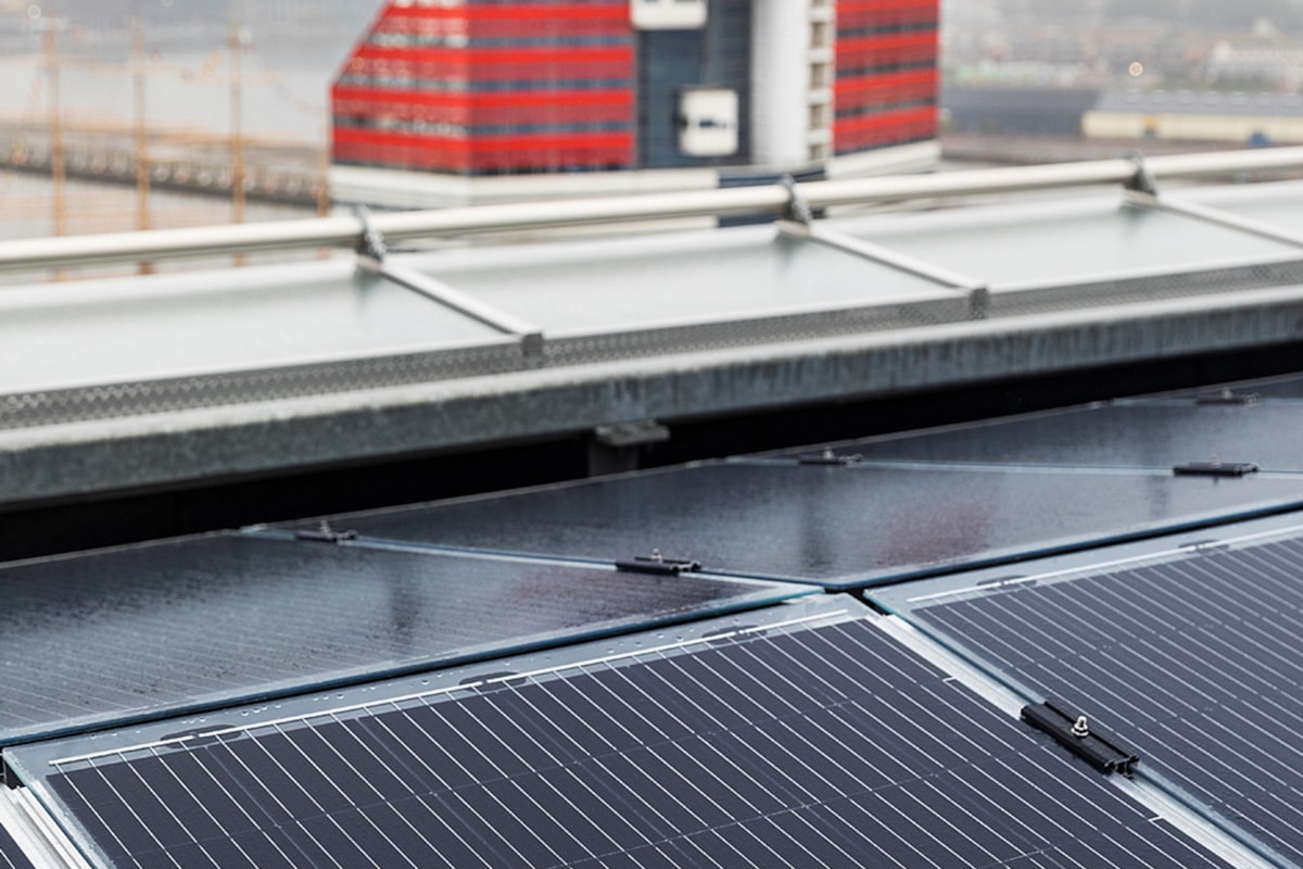 N&auml;rbild p&aring; solpaneler.