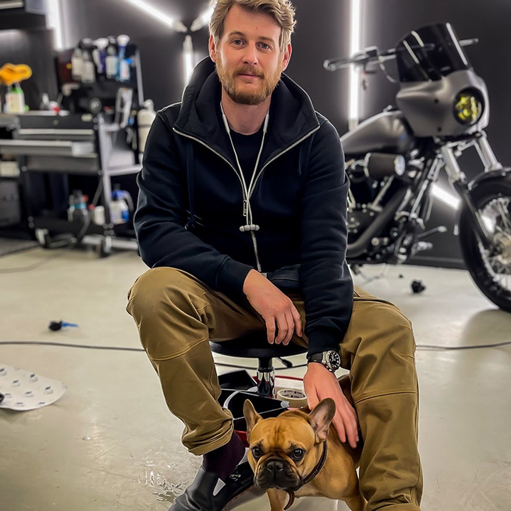 Portr&auml;tt av Mathias och hunden Bibi.