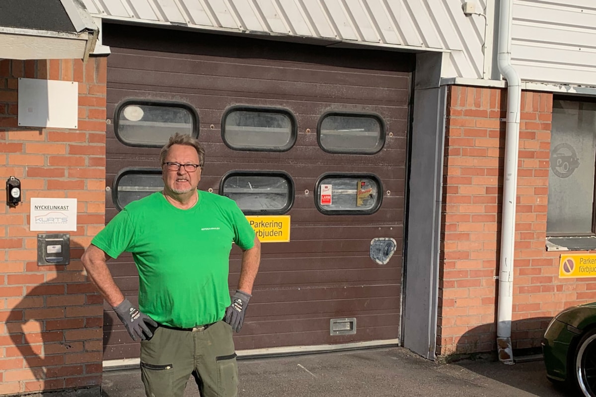 Leif utanf&ouml;r Kurts billack.