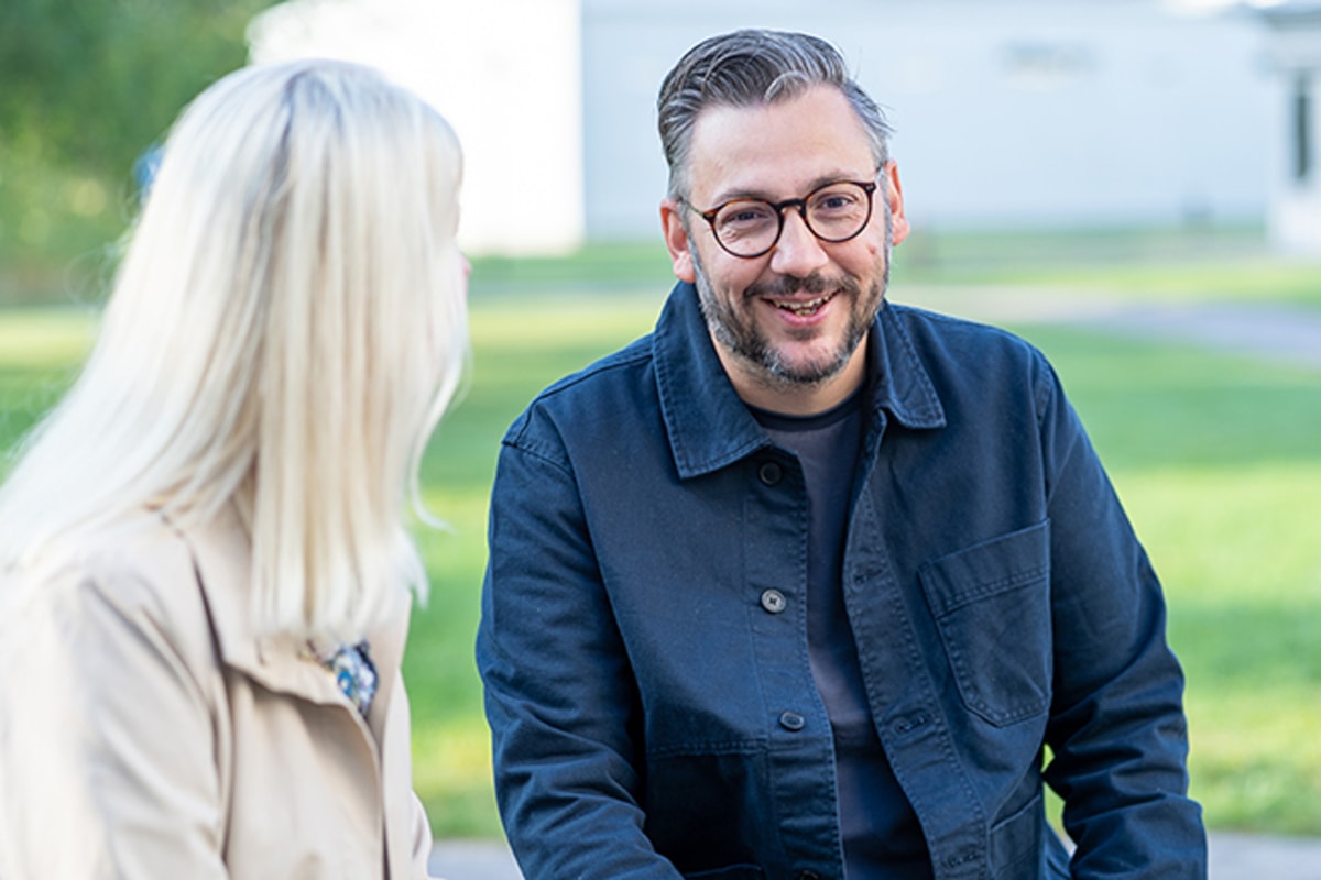 N&auml;rbild av Muharrem och Therese som samtalar.