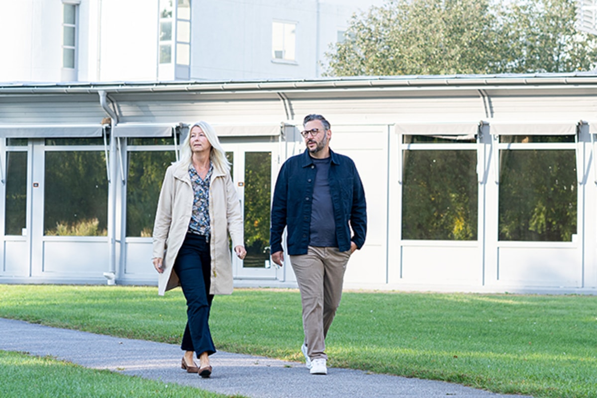 Muharrem och Therese g&aring;r utomhus.