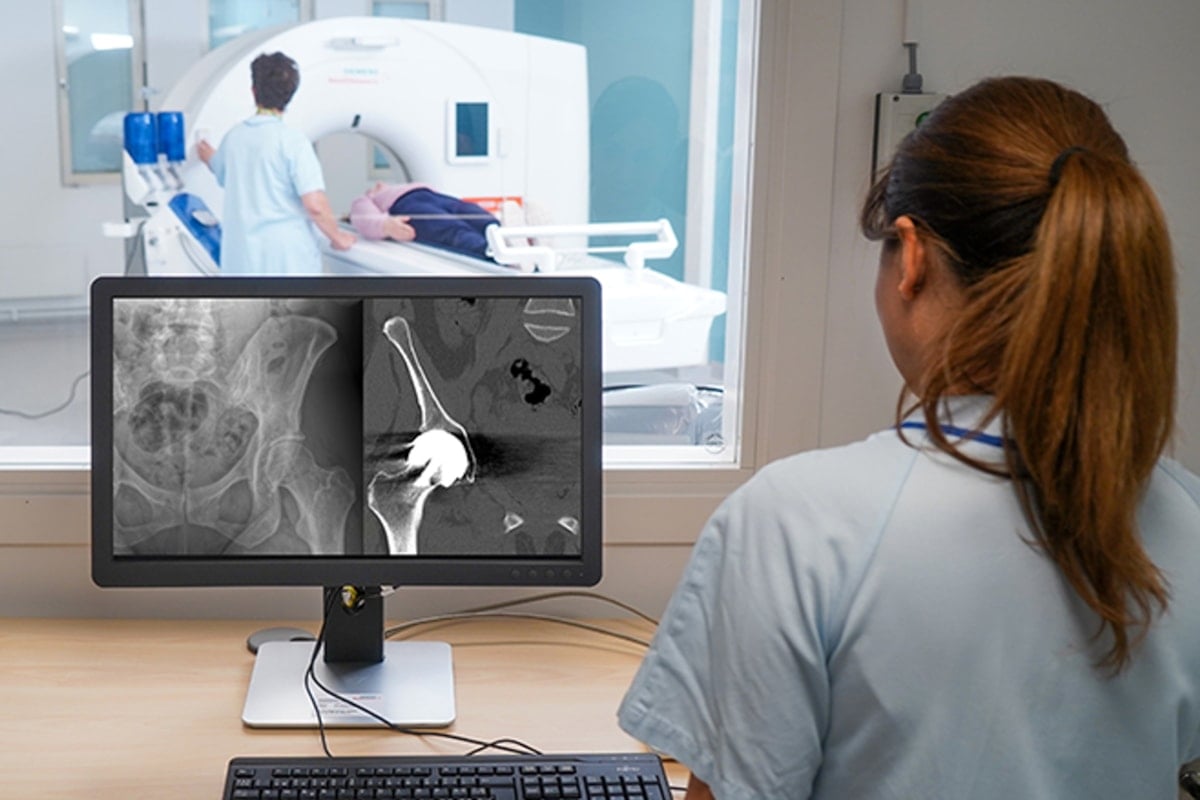 Sk&ouml;terska vid datorsk&auml;rm.