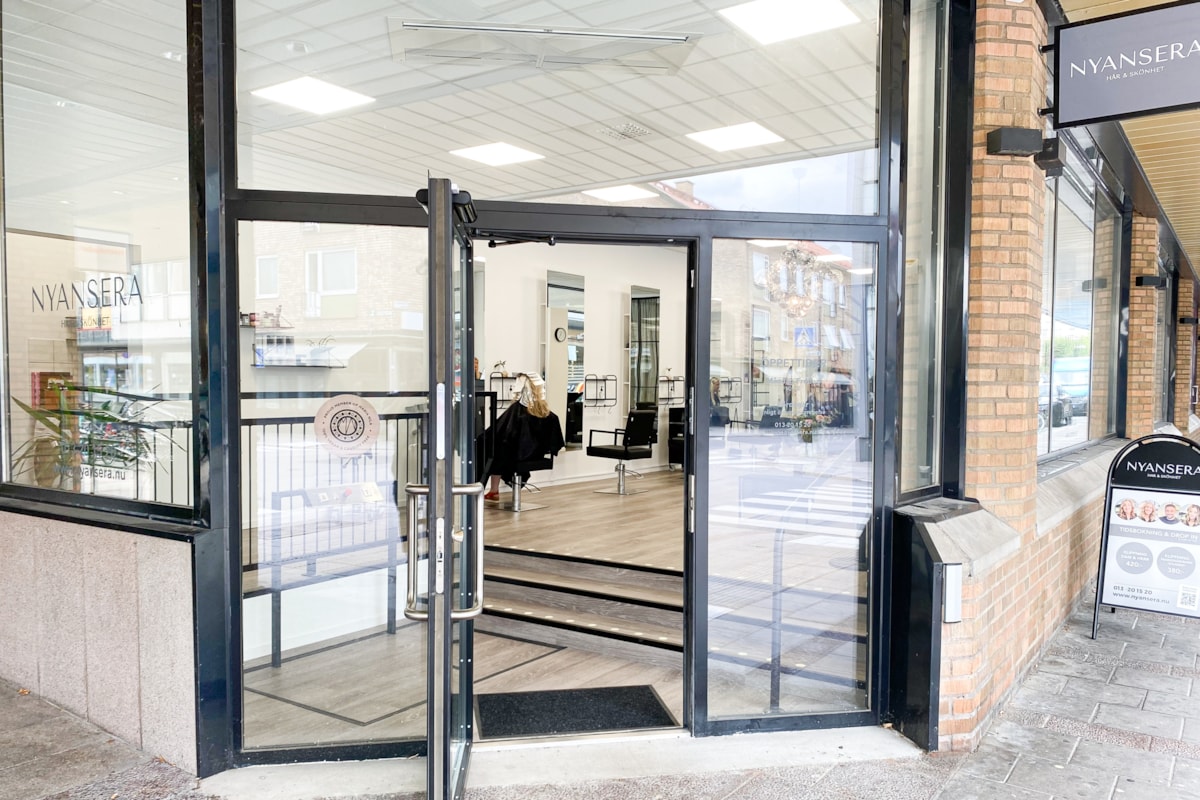 Exteri&ouml;rbild av fris&ouml;rsalongens entr&eacute;.