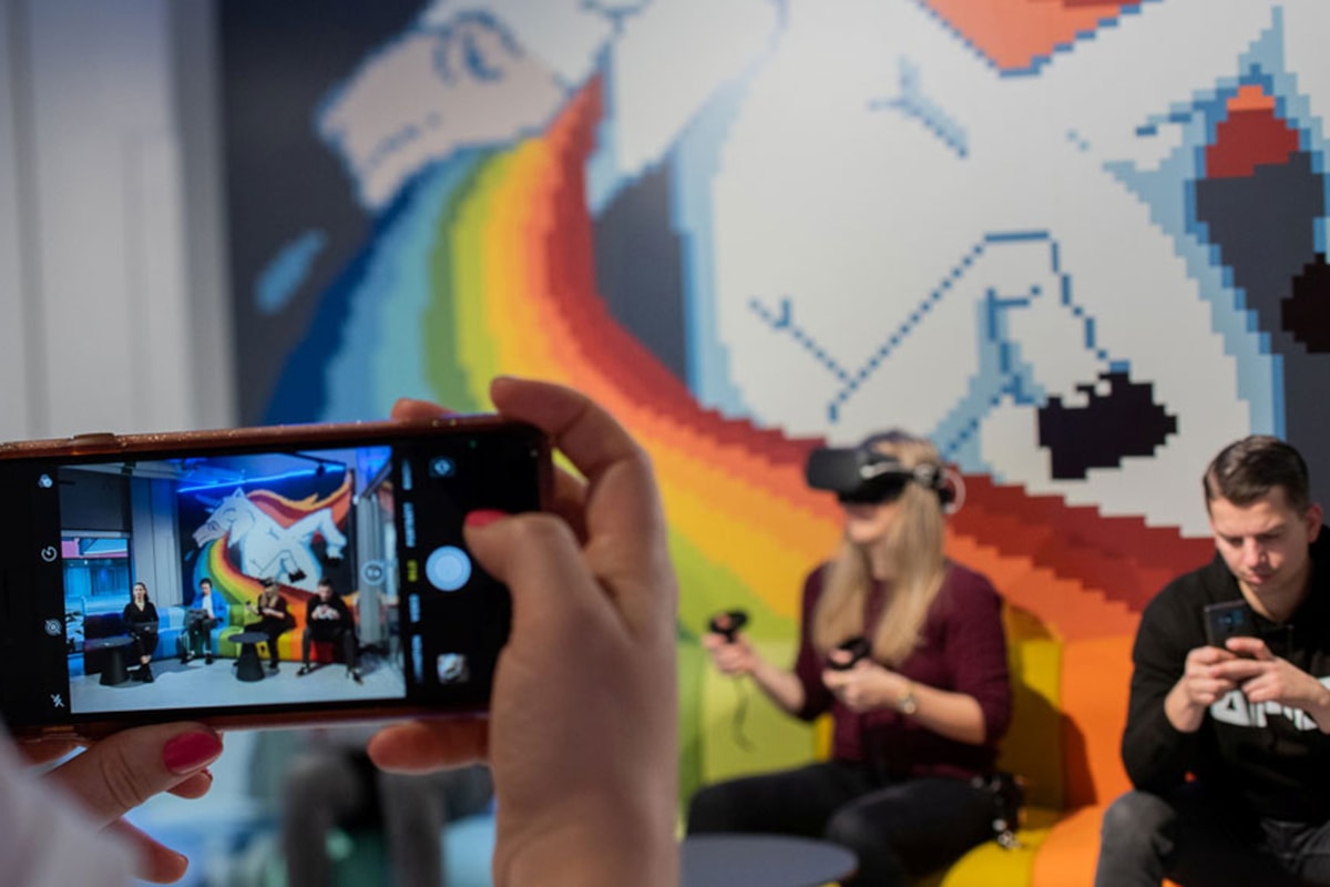 Person som filmar med mobiltelefonen.