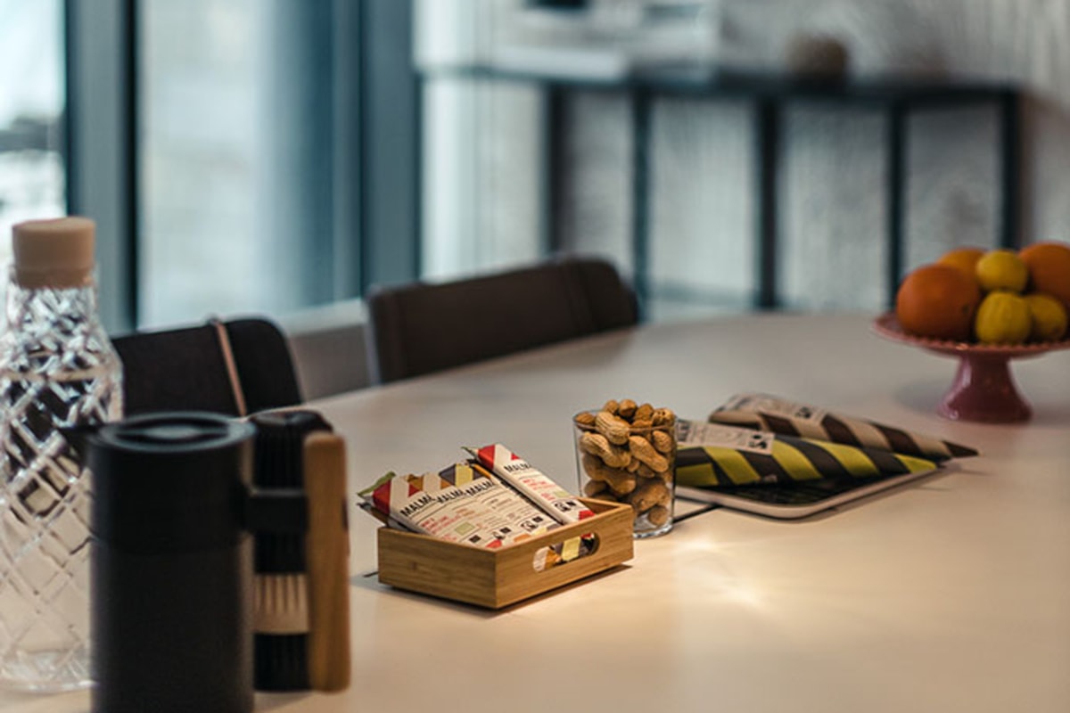 N&auml;rbild av choklar, n&ouml;tter och frukt p&aring; ett bord.