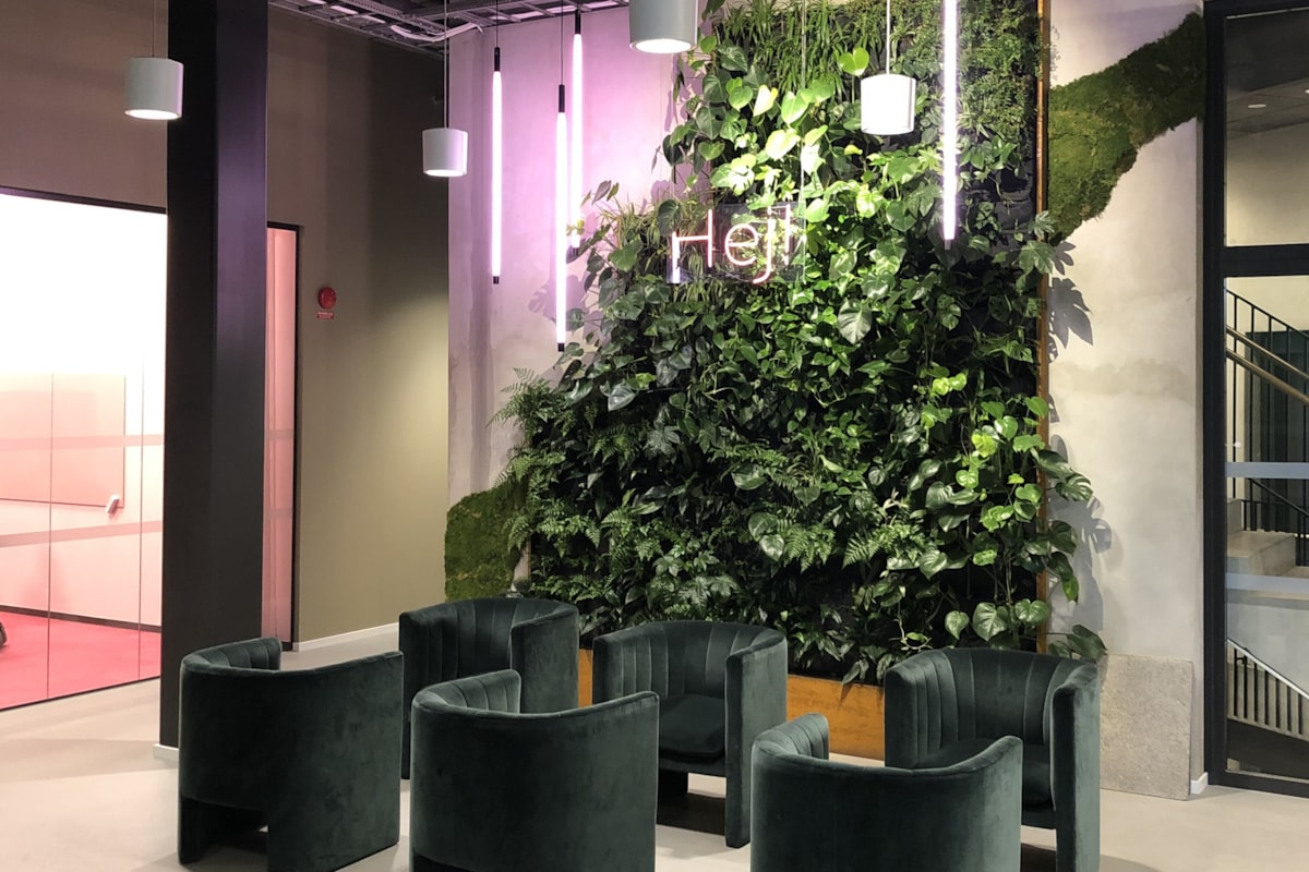 Sittm&ouml;bler innanf&ouml;r entr&eacute;n.