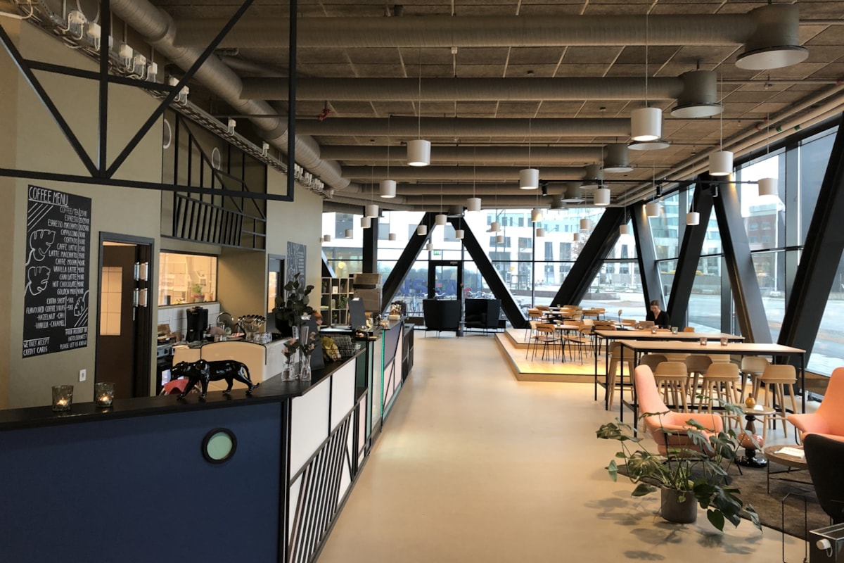 Vy &ouml;ver bistrons matsal.