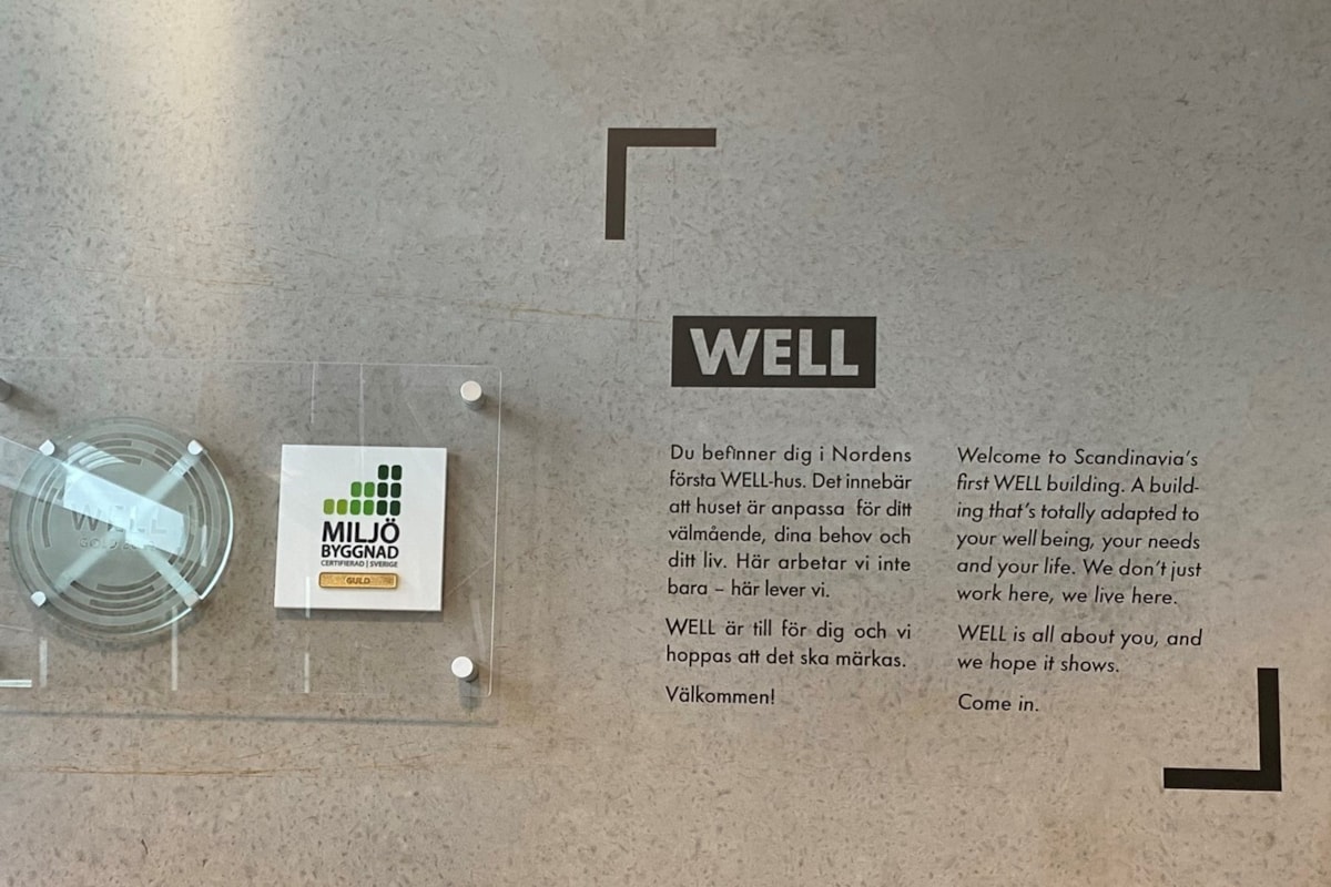 N&auml;rbild av en v&auml;gg med text om certifieringen.