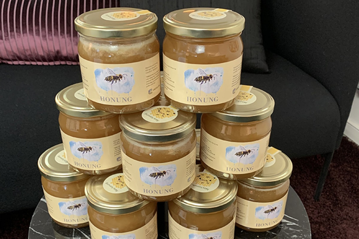 Honungsburkar staplade p&aring; ett bord.