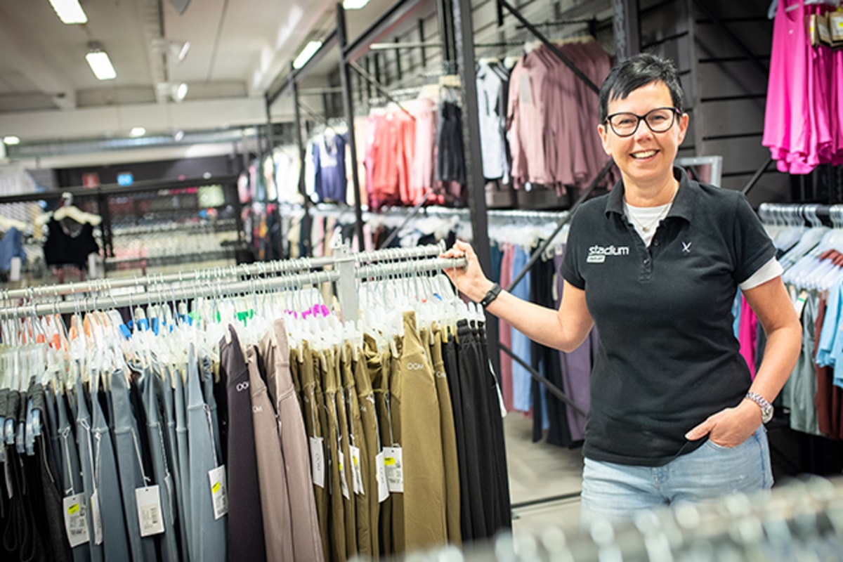 Carina st&aring;r inne i butiken.