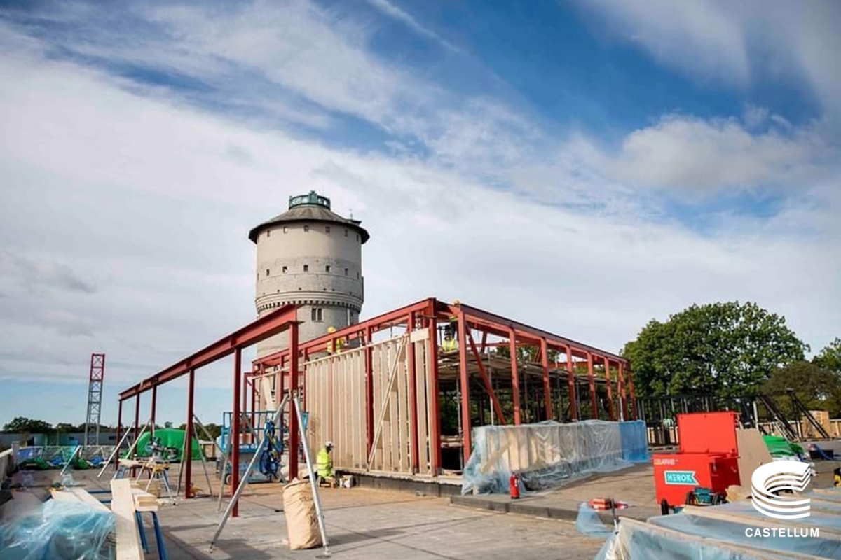 Utblick &ouml;ver fastighetens tak med utsikt mot ett torn.