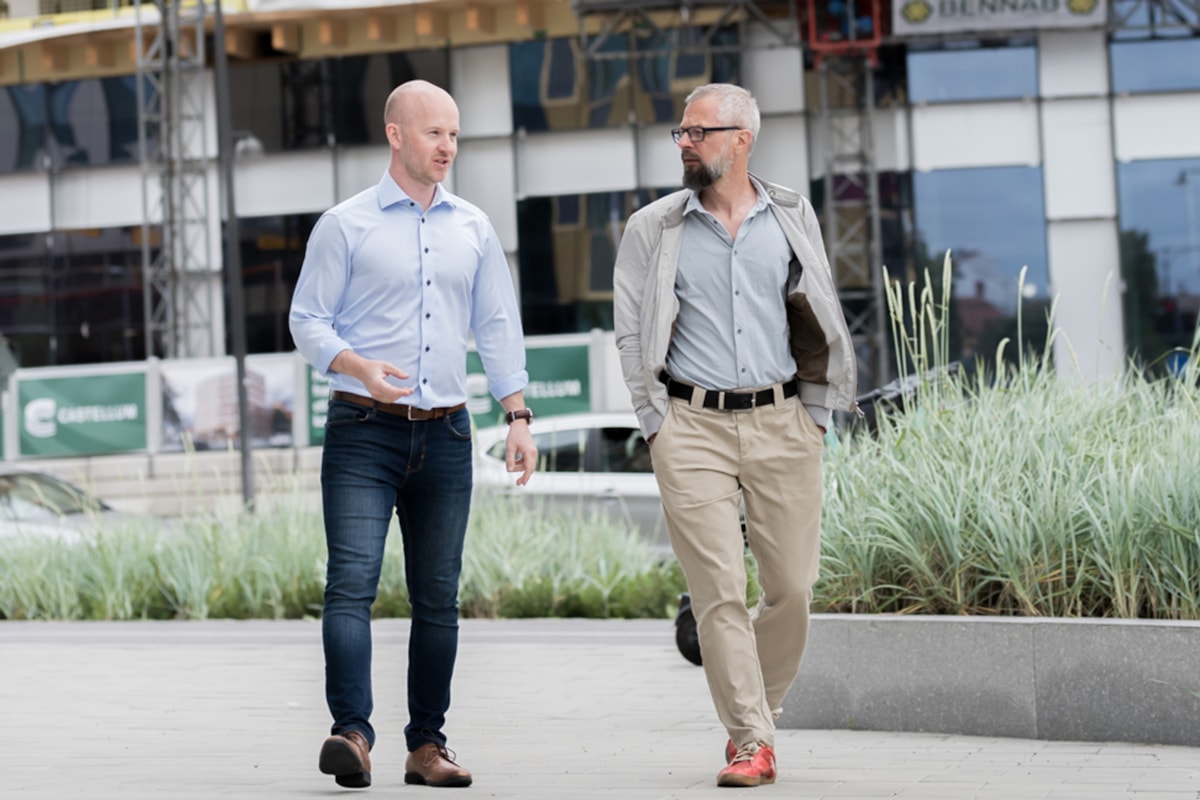 Tv&aring; m&auml;n g&aring;r framf&ouml;r ett nyggprojekt.