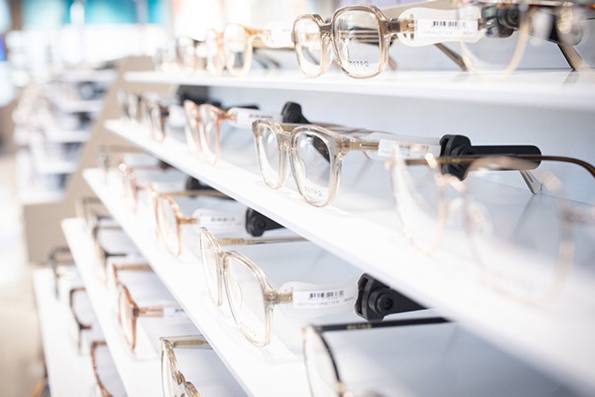 Glas&ouml;gon p&aring; en hylla.