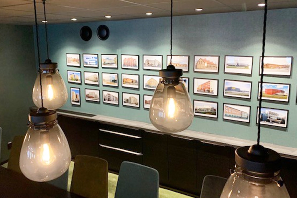 En tavelv&auml;gg i kontoret.