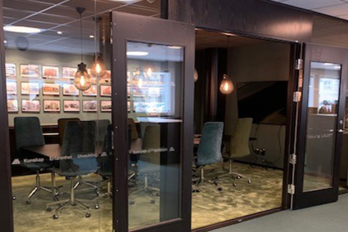 Ett m&ouml;tesrum bakom glasd&ouml;rrar.