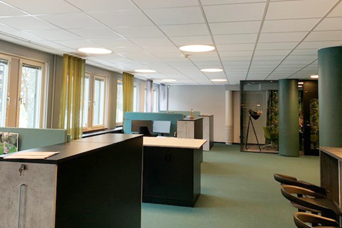 Skrivbordsplatser vid en f&ouml;nsterv&auml;gg.