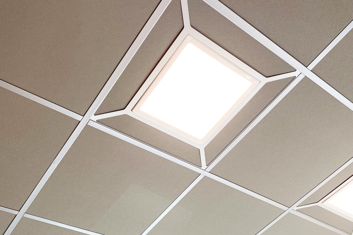 Taket med inf&auml;lld belysning.