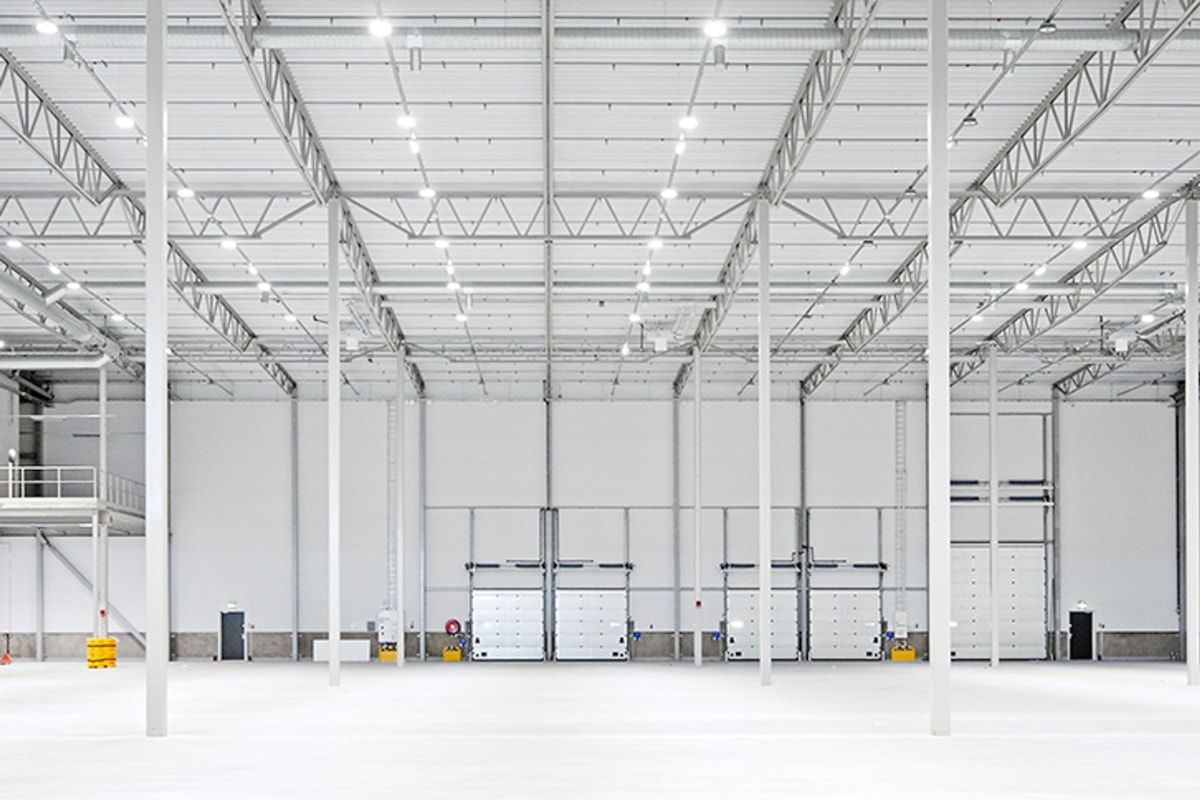 Interi&ouml;rbild fr&aring;n tom, ljus lagerlokal.