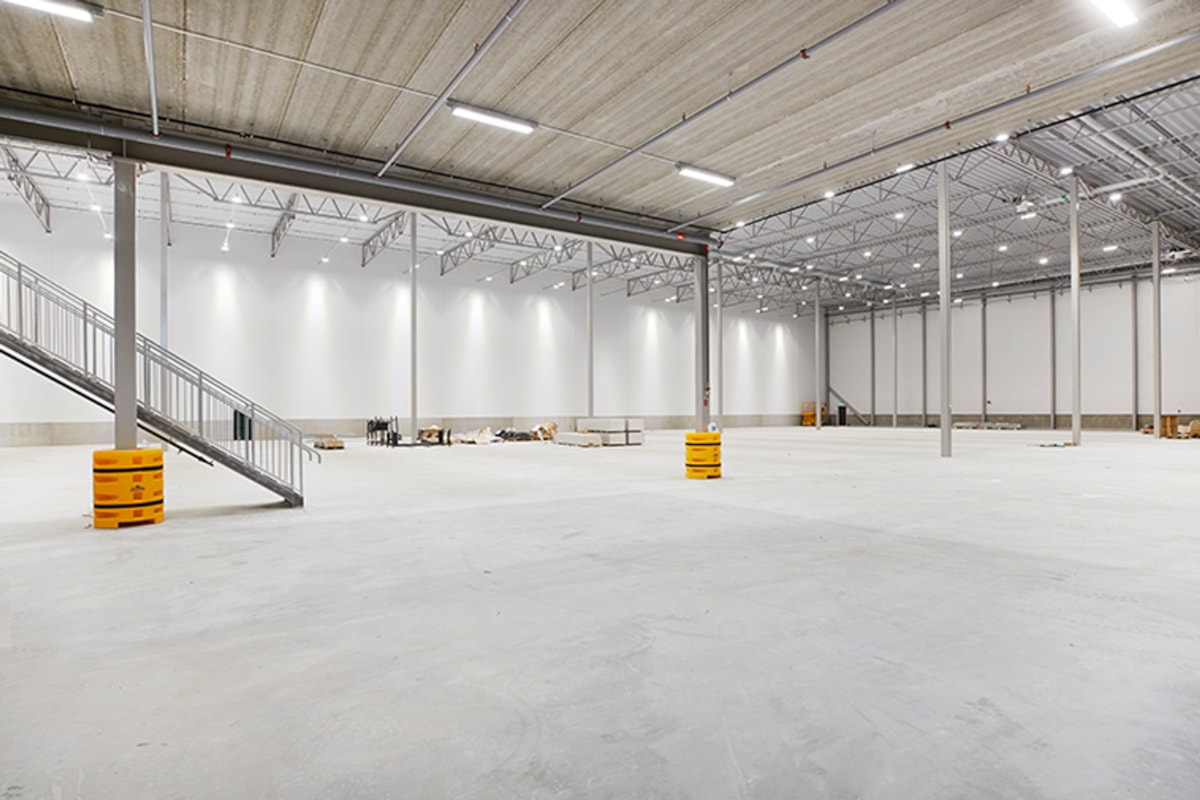 Interi&ouml;rbild fr&aring;n tom, ljus lagerlokal.