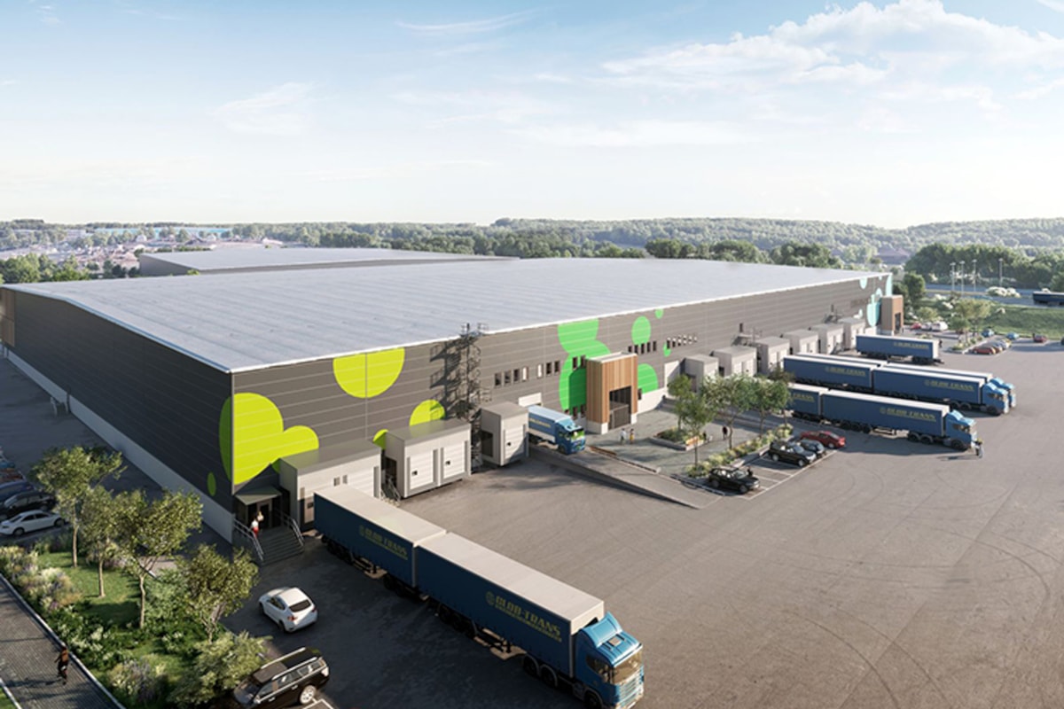 Dr&ouml;narbild av lagerlokal med lastbilar utanf&ouml;r.