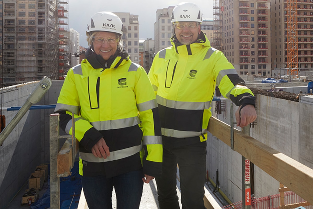 Veronica och Joakim utomhus p&aring; byggplatsen.