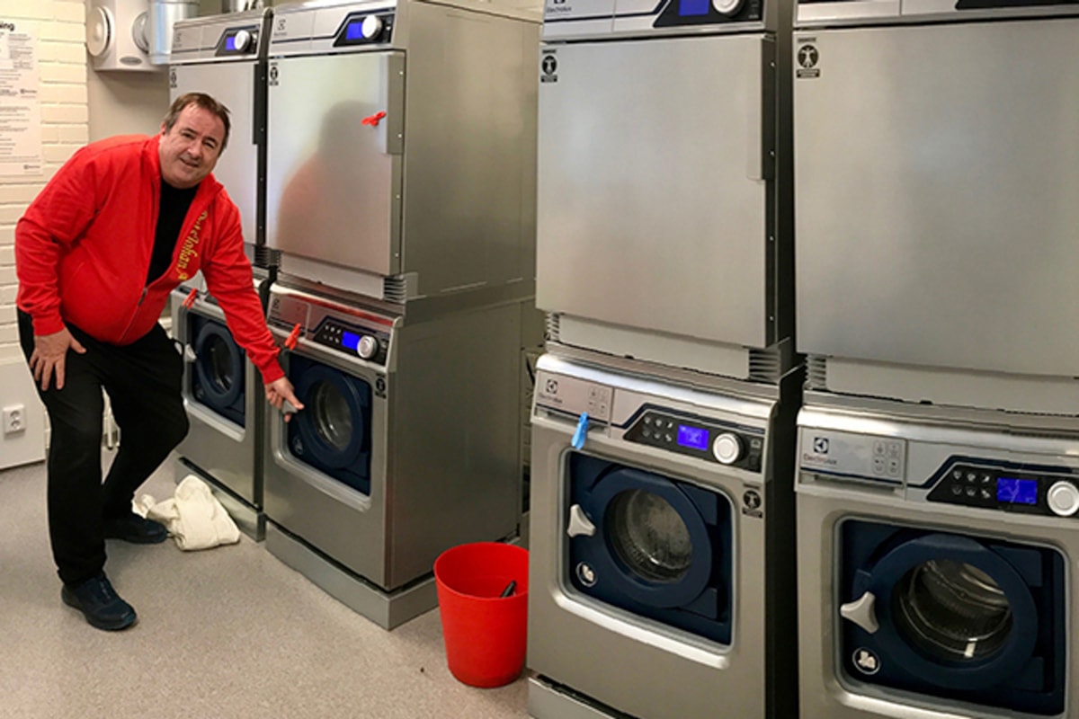 Johan st&aring;r framf&ouml;r en rad tv&auml;ttmaskiner.