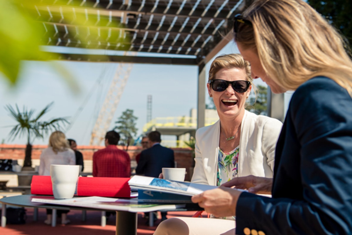 Tv&aring; personer i ett m&ouml;te utomhus.